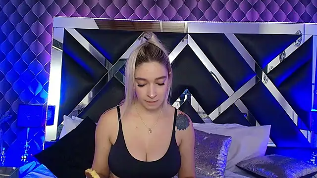 victoriaa lee  online show from November 5, 2025, 12:21 am