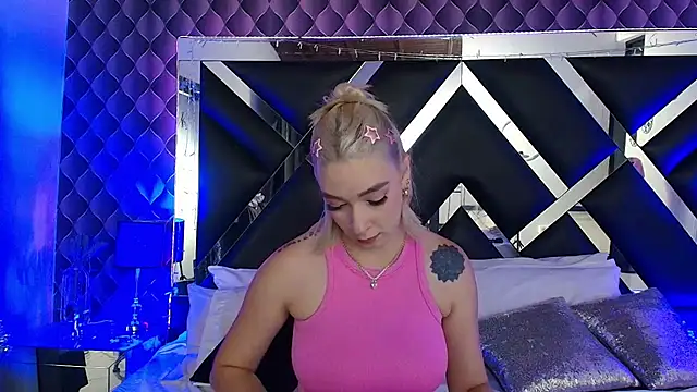 victoriaa lee  online show from February 12, 2026, 8:37 pm