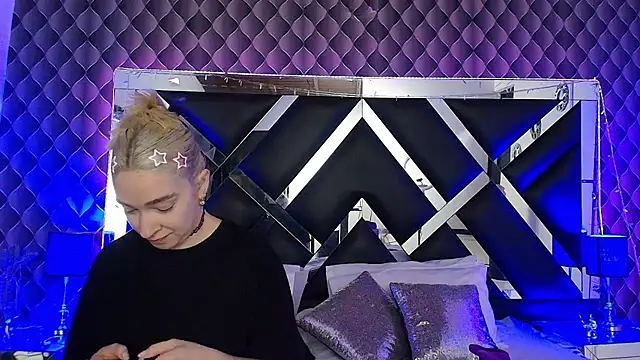 victoriaa lee  online show from February 16, 2026, 7:10 pm