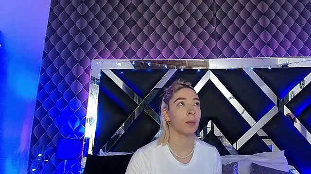 victoriaa lee  online show from March 5, 2026, 6:59 pm