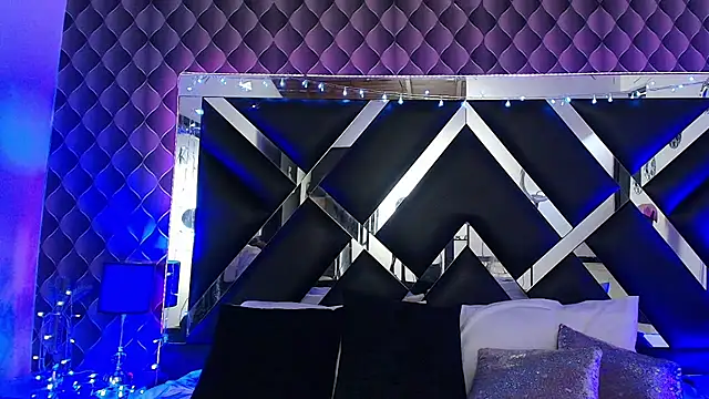 victoriaa lee  online show from March 22, 2026, 6:44 pm