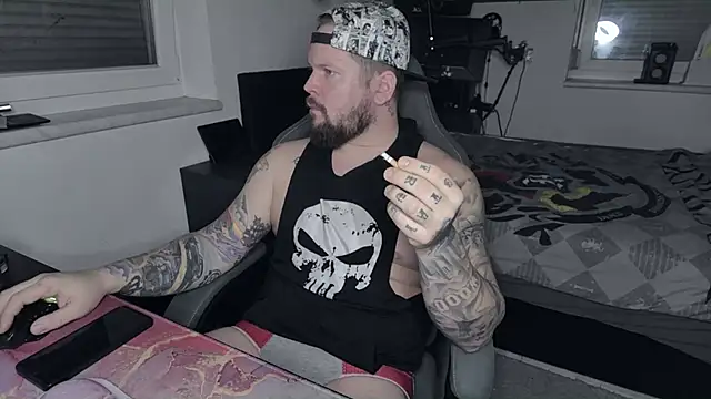 xBuzzRightHerex online show from December 18, 2024, 7:47 am