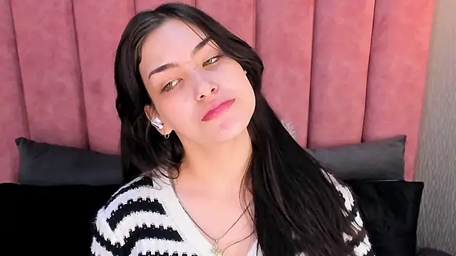 Alexa Thaylor  online show from November 8, 2025, 2:39 pm