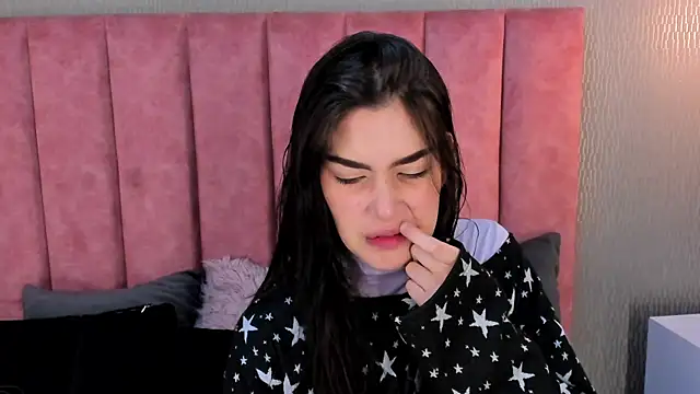 Alexa Thaylor  online show from November 19, 2025, 3:23 pm