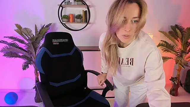 RebeccaMartinez online show from February 28, 2025, 5:37 am