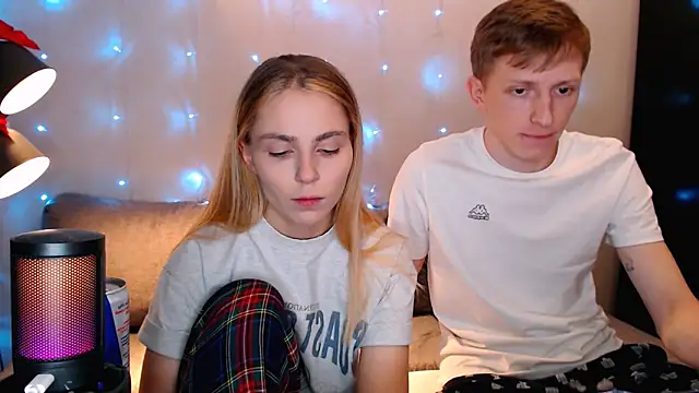 juliaanddima online show from October 12, 2025, 9:58 pm