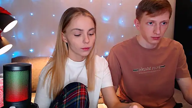 juliaanddima online show from October 13, 2025, 9:48 pm