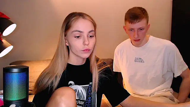 juliaanddima online show from October 25, 2025, 9:42 pm