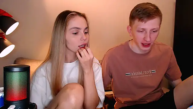 juliaanddima online show from November 9, 2025, 10:30 pm