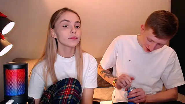 juliaanddima online show from November 15, 2025, 9:43 pm