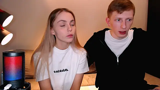 juliaanddima online show from November 21, 2025, 9:24 pm