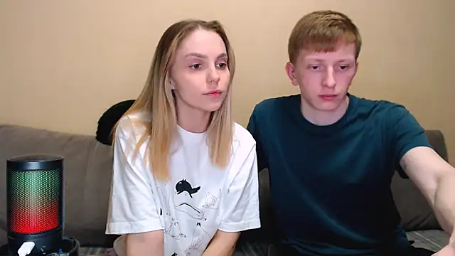 juliaanddima online show from April 17, 2026, 10:13 pm