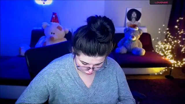 Emily Mo online show from December 4, 2024, 9:51 am