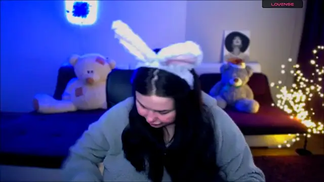 Emily Mo online show from December 7, 2024, 10:12 am