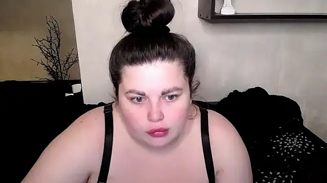 Emily Mo online show from November 12, 2025, 6:47 am