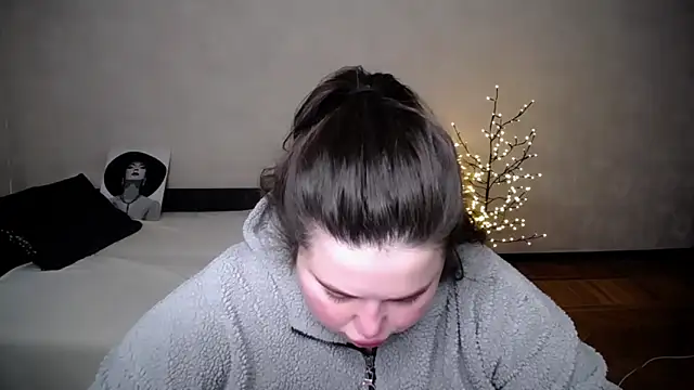 Emily Mo online show from April 10, 2026, 6:29 am