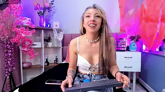 mia thompsonn  online show from October 17, 2025, 3:36 pm