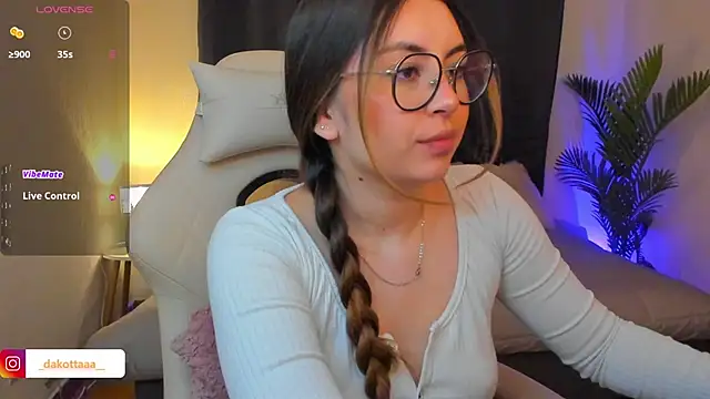 dakottaa  online show from February 11, 2026, 11:32 pm