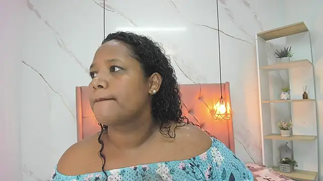 Snapshot of Belle_Brunette chatting on October 7, 2025, 9:34 pm Belle Brunette online show from October 7, 2025, 9:34 pm