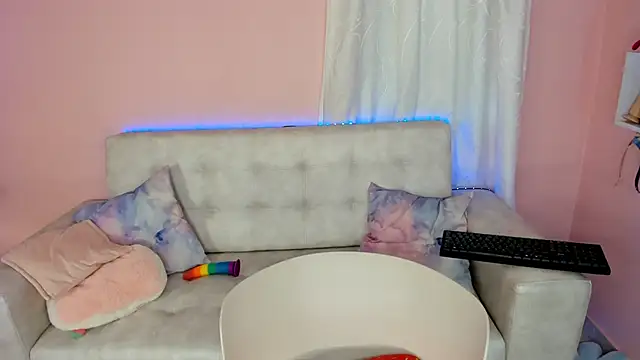 tinysara online show from December 6, 2024, 7:34 pm