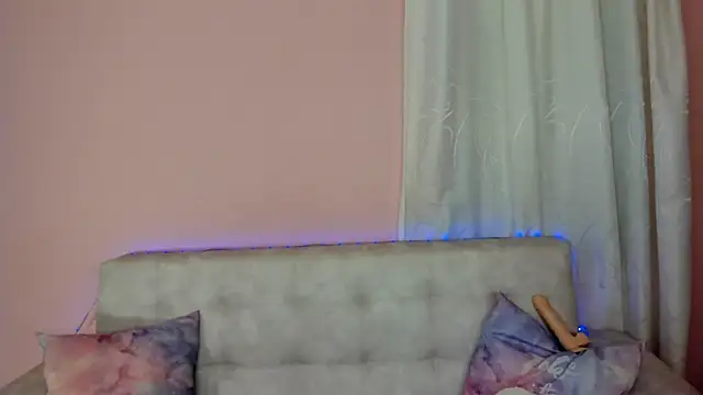 tinysara online show from March 15, 2025, 4:43 pm