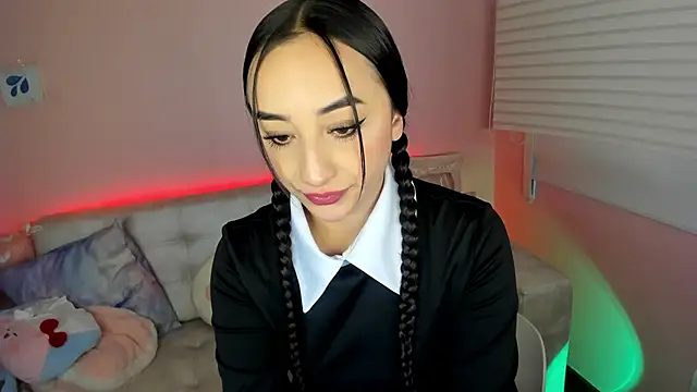 tinysara online show from November 17, 2025, 4:35 pm