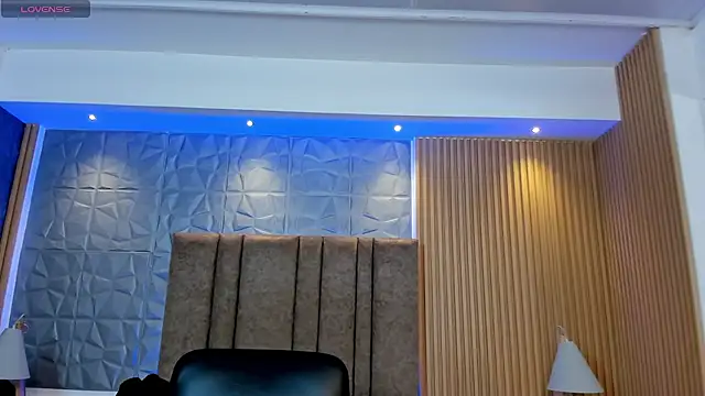 charlottewhitte online show from September 28, 2025, 1:27 pm