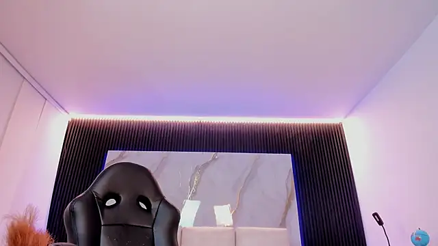 charlottewhitte online show from April 17, 2026, 11:57 am