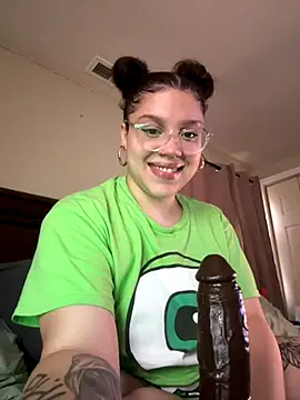 QueenNuttCollector online show from November 12, 2025, 3:34 pm