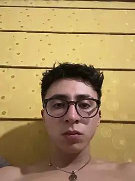 Snapshot of CamiRojas_boy chatting on September 18, 2025, 3:30 am CamiRojas boy online show from September 18, 2025, 3:30 am