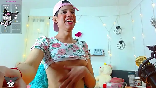 Ariel Femboy  online show from January 5, 2025, 2:49 am