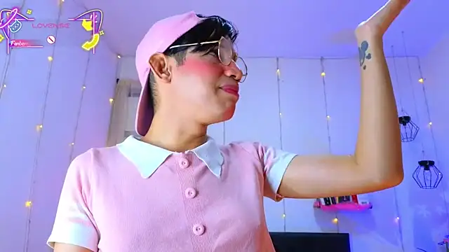 Ariel Femboy  online show from January 18, 2026, 5:33 am