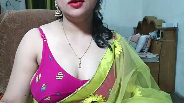 Snapshot of Cute_Mahi22 chatting on October 13, 2025, 6:24 am Cute Mahi22 online show from October 13, 2025, 6:24 am