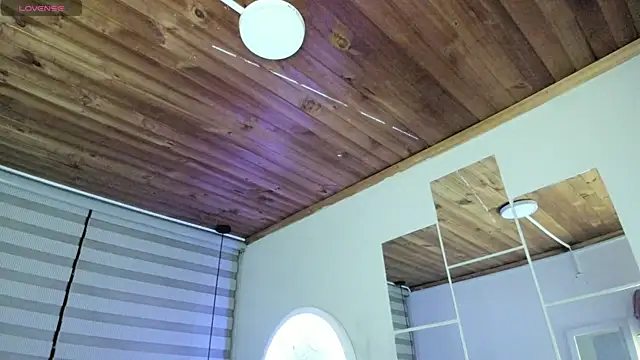 natasha logan  online show from September 30, 2025, 4:06 am