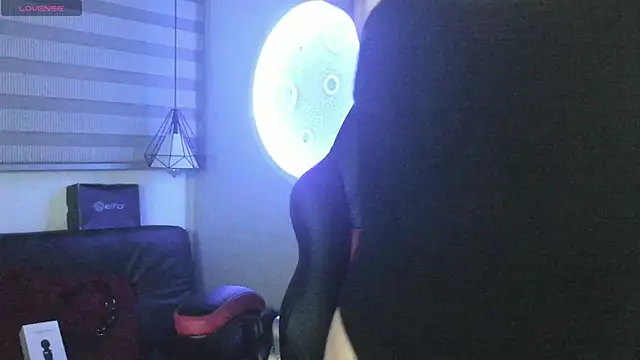 natasha logan  online show from October 17, 2025, 4:04 am