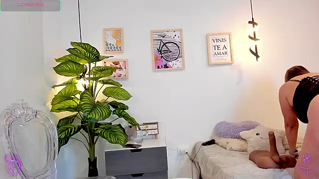 Rachel  Lang online show from November 10, 2025, 9:47 pm