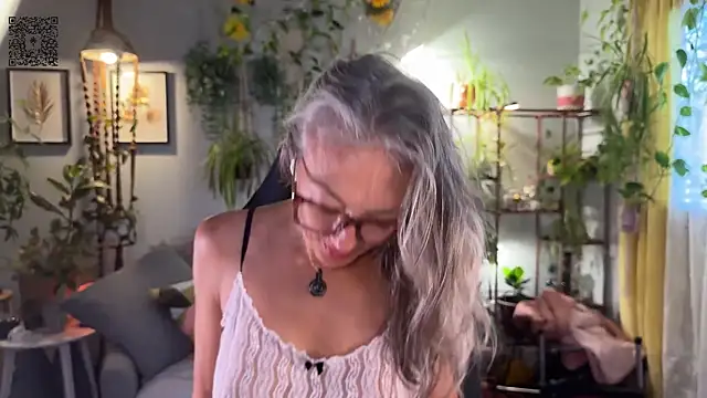 sunniedayz  online show from September 16, 2025, 3:24 pm