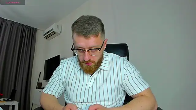 Snapshot of Findom_guy chatting on March 29, 2026, 3:01 pm Findom guy online show from March 29, 2026, 3:01 pm