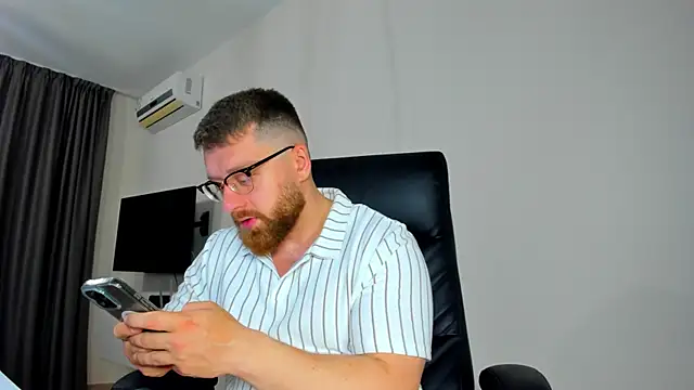 Snapshot of Findom_guy chatting on April 14, 2026, 9:48 am Findom guy online show from April 14, 2026, 9:48 am