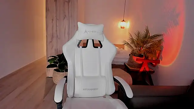 LilyRaisa online show from March 16, 2026, 5:24 am