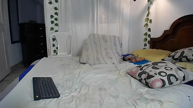 ivonne  hott1 online show from February 11, 2026, 7:08 pm