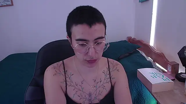Liil cat online show from March 20, 2025, 2:32 pm