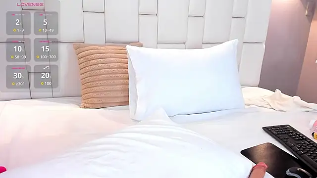 ValeriaGarcia online show from December 18, 2024, 12:18 pm