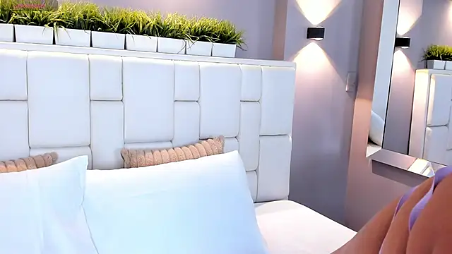 ValeriaGarcia online show from February 27, 2025, 1:28 pm