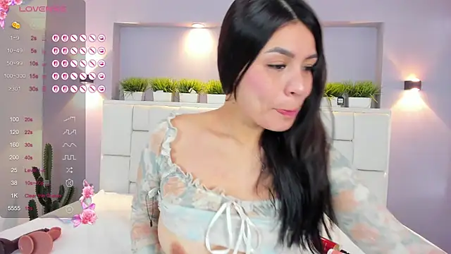 ValeriaGarcia online show from November 14, 2025, 1:21 pm