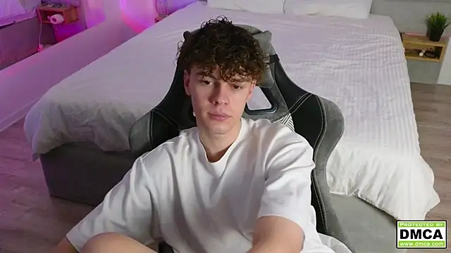 cute thomas online show from December 7, 2024, 6:04 pm