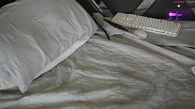 Snapshot of charlotte_01 chatting on March 13, 2025, 5:22 am charlotte 01 online show from March 13, 2025, 5:22 am