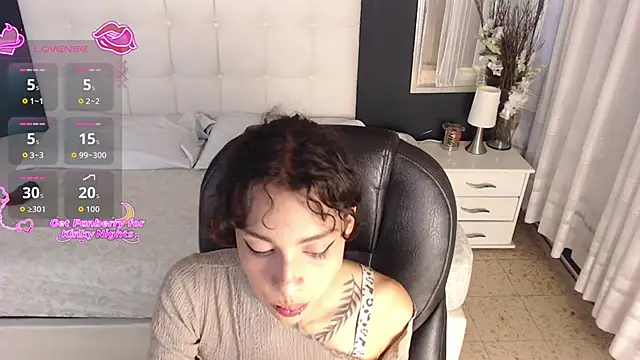 LiaVillalobos online show from December 17, 2025, 2:12 pm