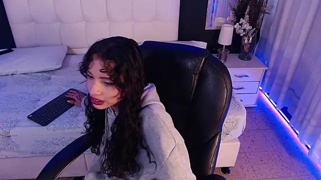 LiaVillalobos online show from December 19, 2025, 3:30 pm