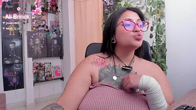  Ali Brinck  online show from February 26, 2025, 7:05 pm